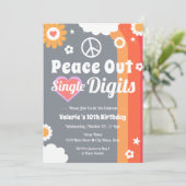 Invitation Retro Peace Out 10e anniversaire (Debout devant)