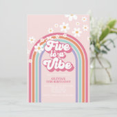Invitation Retro Rainbow Five est une ambiance pour un 5e ann (Debout devant)