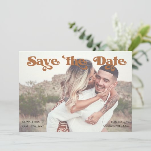 Invitation Retro Typographie Photo Enregistrer la date Invita (Debout devant)