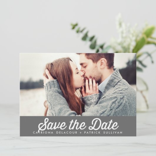 INVITATION RETRO TYPOGRAPHY GRAY ENREGISTRER LA DATE ANNONCE (Debout devant)