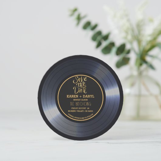 Invitation Retro Vinyl Record Noir Mariage Enregistrer la Dat (Debout devant)