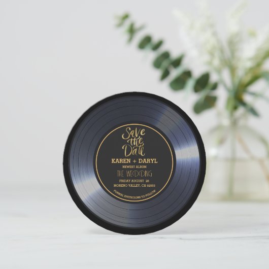 Invitation Retro Vinyl Record Noir Mariage Enregistrer la Dat (Debout devant)