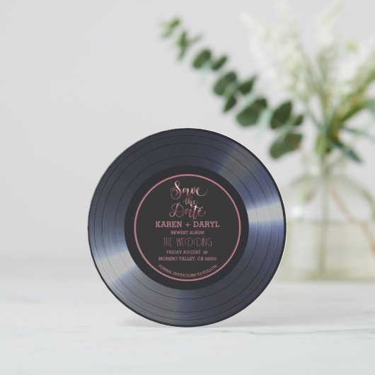 Invitation Retro Vinyl Record Noir Mariage Enregistrer la Dat (Debout devant)