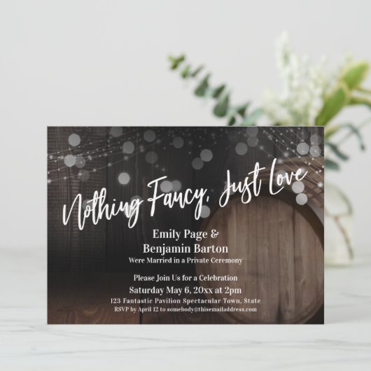 Invitation Rien de fantaisie juste amour tonneau en bois et l (Debout devant)