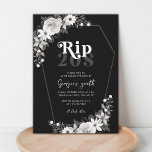 Invitation Rip 20s Mort à ma jeunesse 30e fête d'anniversaire<br><div class="desc">Célébrez votre anniversaire avec cette invitation élégante,  avec des fleurs gothiques en noir et blanc,  cadre en forme de cercueil,  typographie rétro et détails personnalisés de votre choix. Ajoutez facilement vos propres détails en cliquant sur l'option "personnaliser".</div>