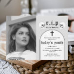 Invitation RIP Années 20 Funérailles Funny 30e Anniversaire P<br><div class="desc">Ce design drôle mais éffrayant présente un thème funéraire avec une typographie grave et vintage sur un arrière - plan gris et blanc, avec une photo que vous pouvez customiser avec votre propre. Personnalisez l'invitation avec vos détails et si vous voulez réorganiser le style et le placement du texte, veuillez...</div>