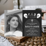 Invitation RIP Années 20 Funérailles Funny 30e Anniversaire P<br><div class="desc">Ce design drôle mais éffrayant présente un thème funéraire avec une typographie grave et vintage sur un arrière - plan noir, avec une photo que vous pouvez customiser avec votre propre. Personnalisez l'invitation avec vos détails et si vous voulez réorganiser le style et le placement du texte, veuillez appuyer sur...</div>
