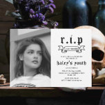 Invitation RIP Années 20 Funérailles Funny 30e Anniversaire P<br><div class="desc">Ce design Funny mais éffrayant présente un thème funéraire avec une typographie grave et vintage sur un arrière - plan blanc, avec une photo que vous pouvez customiser avec votre propre. Personnalisez l'invitation avec vos détails et si vous voulez réorganiser le style et le placement du texte, veuillez appuyer sur...</div>