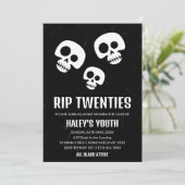 Invitation RIP Années 20 Skull Funny Funeral 30th Birthday (Debout devant)