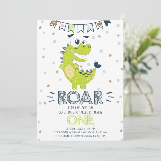 Invitation ROAR Dinosaure vert premier anniversaire (Debout devant)