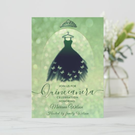 Invitation Robe de papillon vert bokeh moderne tiara Quince (Debout devant)