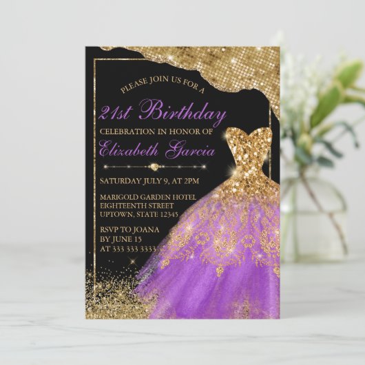 Invitation Robe de Parties scintillant dorée et violette 21e  (Debout devant)