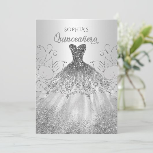 Invitation Robe de Quinceañera à paillettes argentées scintil (Debout devant)