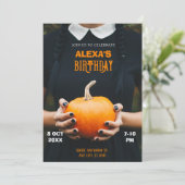 Invitation Robe noire fille tenant citrouille anniversaire (Debout devant)
