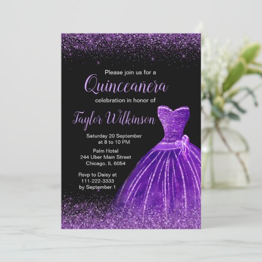Invitation Robe violette foncée Faux Parties scintillant Quin (Debout devant)