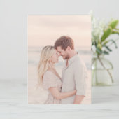 Invitation Romantic Peach Beach Photo (Debout devant)