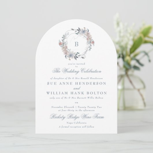 Invitation Romantique Floral Monogramme Mariage d'arc de cour (Debout devant)
