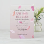 Invitation Romantique rose pâle Rose pétal floral (Debout devant)