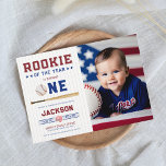 Invitation Rookie de l'année 1er Anniversaire Baseball<br><div class="desc">Vous cherchez la meilleure façon de célébrer le grand jour de votre petite salope ? Notre invitation de premier anniversaire "Rookie of the Year" est le choix parfait! Cette invitation au baseball présente une palette classique de couleurs rouge et bleu et comprend une photo personnalisée de votre petit dans son...</div>