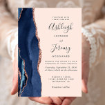 Invitation Rose d'Agate bleu marine moderne Mariage de Blush<br><div class="desc">Le bord gauche de cette élégante faire-part de mariage moderne est orné d'une bordure en aquarelle bleu marine ornée d'une parties scintillant en or rose. Le texte personnalisable combine un script d'écriture manuscrite noir ardoise avec des polices cuivre et italique sur un arrière - plan rose pâle. L'envers est assorti...</div>