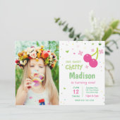 Invitation rose d'anniversaire de cerise avec la (Debout devant)