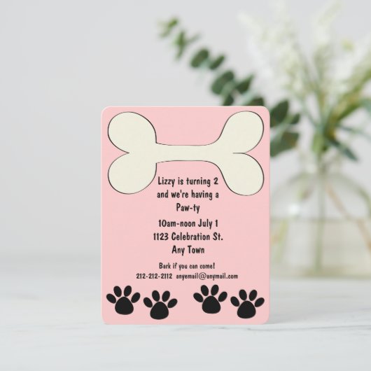 Invitation rose d'anniversaire de thème de (Debout devant)