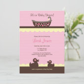 Invitation rose de baby shower de bébé (Debout devant)