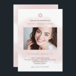 Invitation Rose et or Rose| Bat mitzvah photo<br><div class="desc">Ces invitations Bat mitzvah branchées et élégantes sont dotées de votre photo personnelle avec des éclaboussures d'aquarelle rose vif et moderne et une fausse étoile d'or rose de David.</div>
