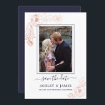 Invitation Rose Gold Floral Navy Photo Wedding Enregistrer La<br><div class="desc">Mariage photo simple et chic sauvegardez l'invitation de la date avec un cadre rose en or subtil et élégant contour rose or floral vous pouvez customiser avec votre photo fiançailles. La couleur du texte est le même bleu foncé profond que le dos de la carte. Ajoutez simplement les détails de...</div>