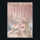 Invitation Rose Gold Parties scintillant métallique Drips Pho<br><div class="desc">Cette invitation à la fête d'anniversaire de sweet sixteen photo girly et glamour est parfaite pour une fille élégante et branchée. Il présente des gouttes de parties scintillant d'or brillant imprimé sur le dessus d'un dégradé métallique rose d'or brossé à l'or rose sur une photo de fond de l'invité d'honneur....</div>