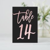 Invitation Rose Gold Pink Foil Moderne Écriture Table Numéro (Debout devant)