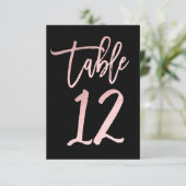 Invitation Rose Gold Rose Moderne Écriture Feuille Table Numé (Debout devant)