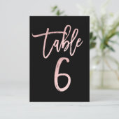 Invitation Rose Gold Rose Moderne Écriture Feuille Table Numé (Debout devant)