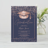 Invitation Rose or confetti marine bleu script graduation (Debout devant)