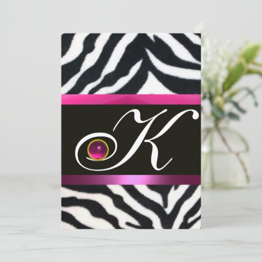 Invitation ROSE, PURPLE BLACÉ ZEBRA FUR MONOGRAM fuchsia (Debout devant)