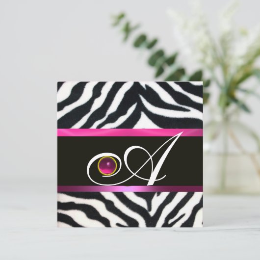 Invitation ROSE, PURPLE BLACÉ ZEBRA FUR MONOGRAM fuchsia (Debout devant)