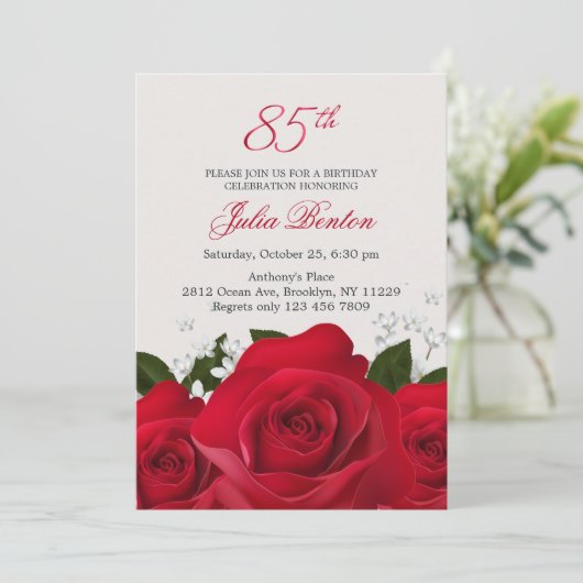 Invitation Rose rouge, fleurs blanches 85e anniversaire (Debout devant)