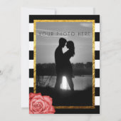 Invitation Rose rouge moderne faux papier d'or rayé mariage (Dos)