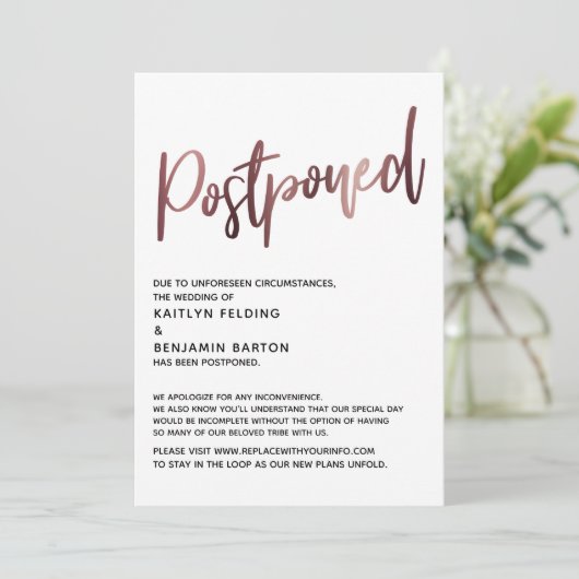 Invitation Rose simple écriture manuscrite or Postponponton M (Debout devant)