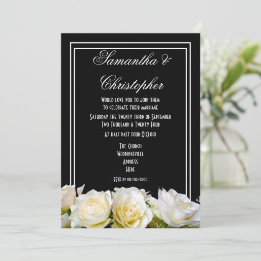 Invitation Roses blanches sur mariage floral noir (Debout devant)
