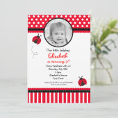 Invitation rouge d'anniversaire de coccinelle (Debout devant)