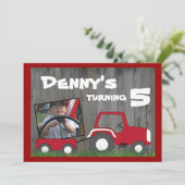 Invitation rouge d'anniversaire de tracteur : (Debout devant)