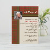 Invitation rouge de retraite de plaid, de brun et (Debout devant)