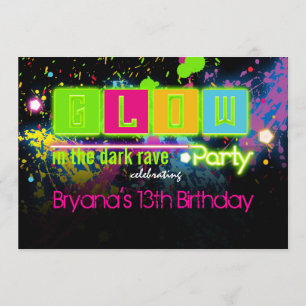 Invitation Rougeoyez dans l'invitation au néon foncée de