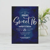 Invitation Royal Blue Argent Script Bold Sweet 16 Anniversair (Debout devant)