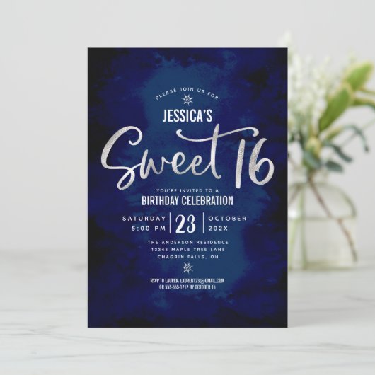 Invitation Royal Blue Argent Script Bold Sweet 16 Anniversair (Debout devant)