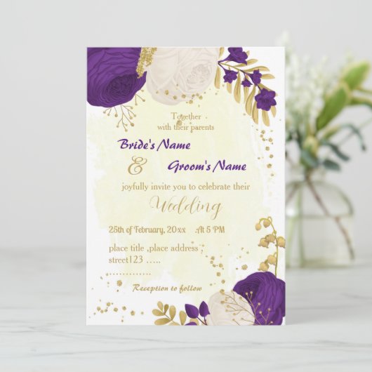 Invitation royal violet blanc fleurs or mariage (Debout devant)