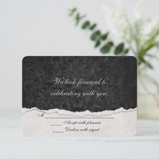 Invitation RSVP Black Damask avec bordure à bord déchiré (Debout devant)