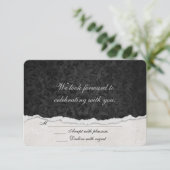 Invitation RSVP Black Damask avec bordure déchirée (Debout devant)
