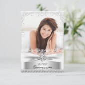 Invitation RSVP Silver Bow & Lace Quinceanera Anniversaire (Debout devant)